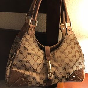 Authentic Gucci shoulder bag. Great style.